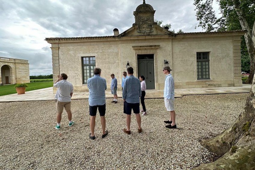 Un gruppo di persone in piedi di fronte a un edificio storico con una cupola e un campanile. 2