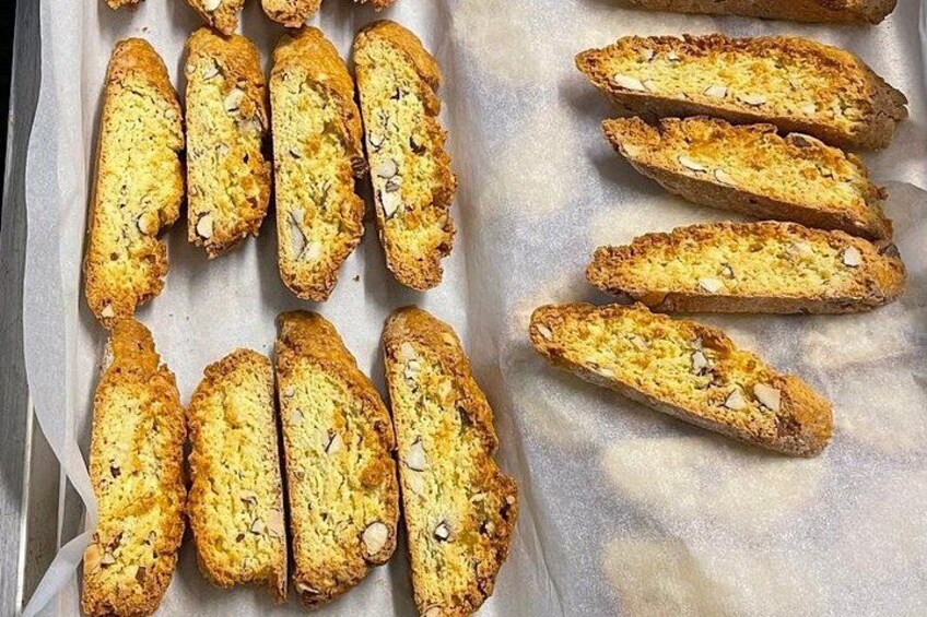 Un plateau de viennoiseries et de pâtisseries contenant des noix et des graines. 4