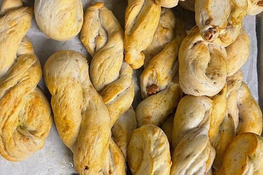 Une assiette de petits pains tressés. 3