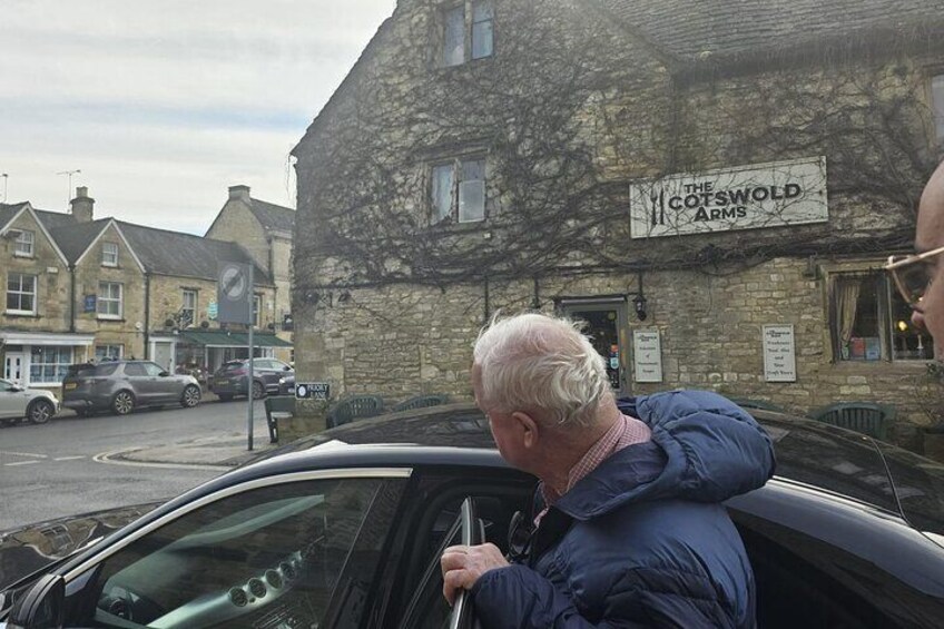 En byggnad av sten med en skylt som visar texten ”The Cotswold Arms”. 4