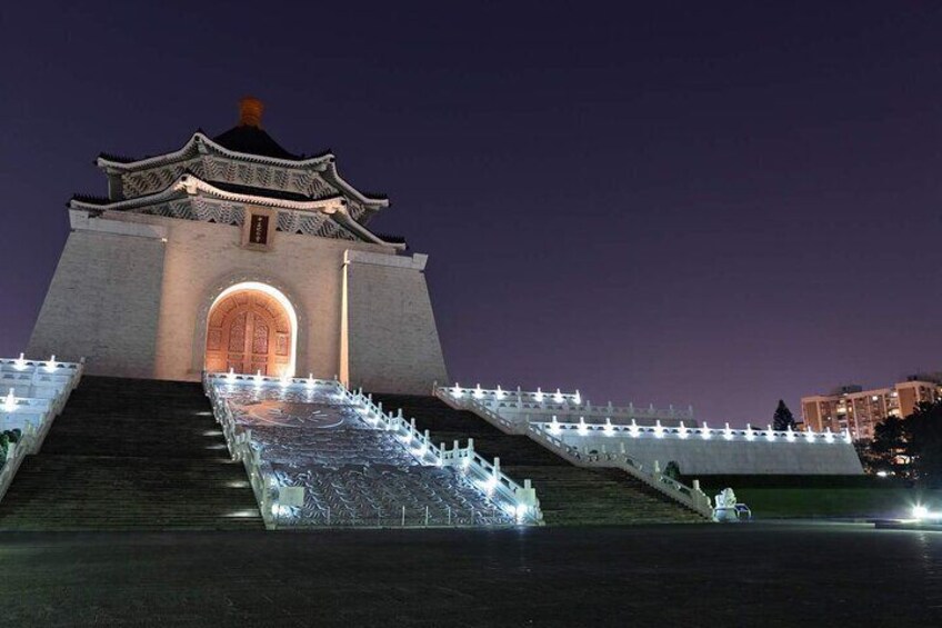 Night tour of famous sightseeing spots and bars in Taipei city