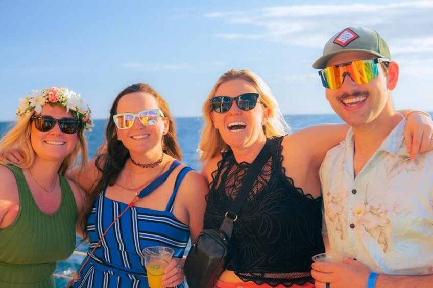 En gruppe mennesker på en strand med havet i baggrunden. 4