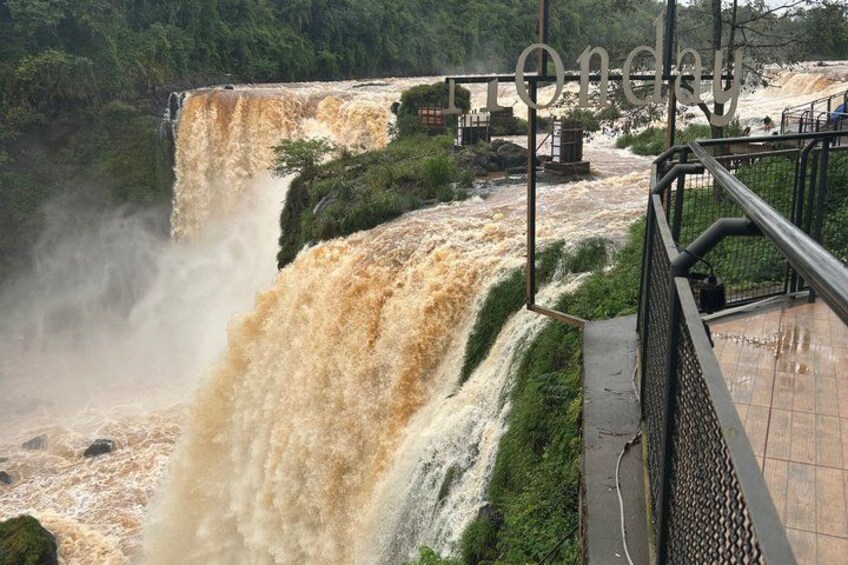 Una cascada grande con una plataforma de observación. 3