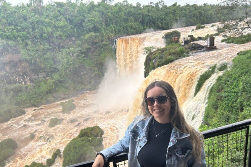 Una cascada con una persona de pie en una plataforma de observación. 5