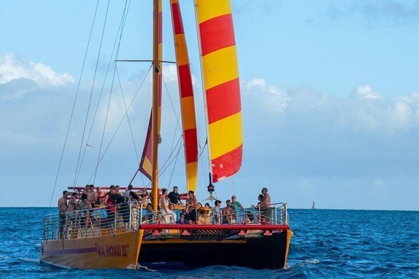Un velero con pasajeros sobre el agua. 5