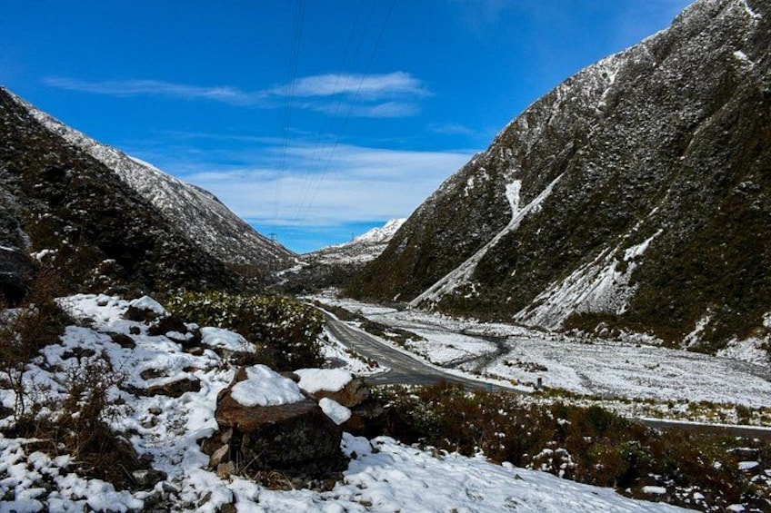 Una carretera nevada en la montaña bajo un cielo despejado. 2