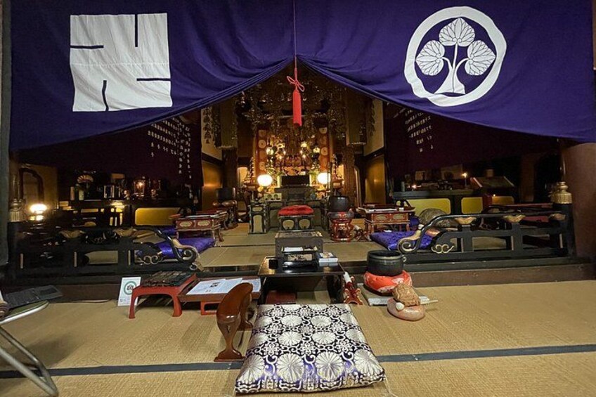 Une pièce de style japonais traditionnel, avec des tatamis, un paravent en papier de riz (shoji) et un ornement rouge suspendu. 3