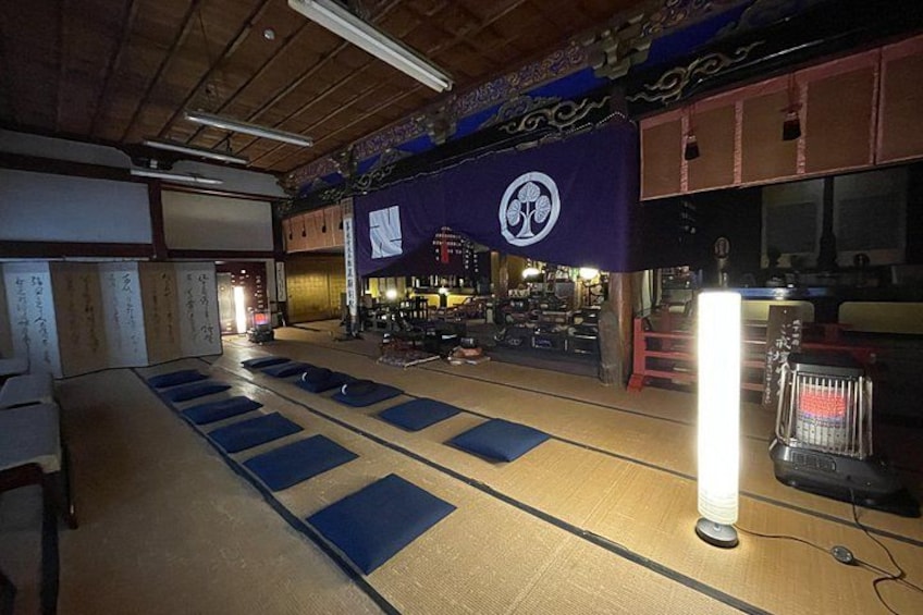 Une pièce avec un sol recouvert de tatamis, comprenant un agencement de tatamis, un chauffage intégré au sol en tatami et un drapeau japonais. 4
