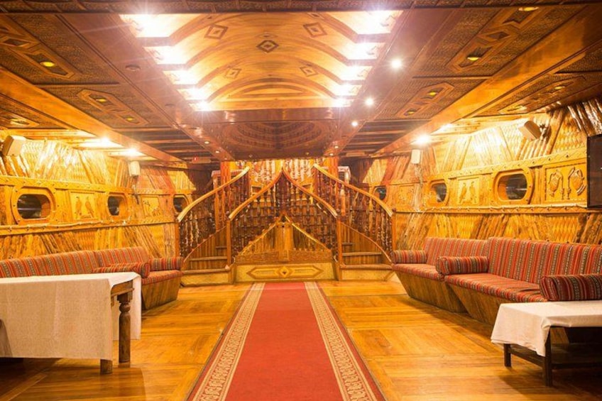Een houten interieur met een trap, behang en zithoeken. 4