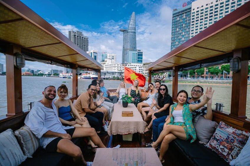 Un gruppo di persone su una barca, con lo skyline della città sullo sfondo. 1