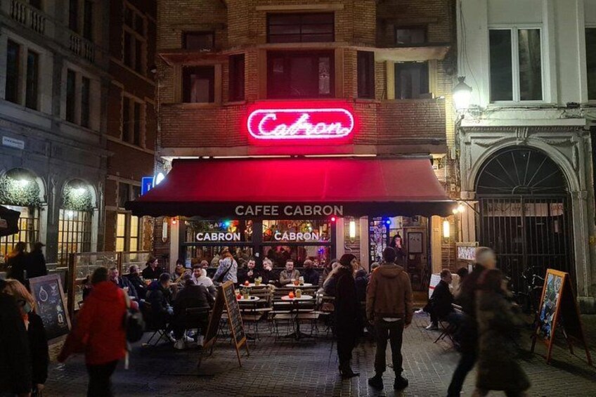 This pub seems to attract people of all ages and backgrounds, and at night we are treated to live music and DJ sets. Furthermore, there is an excellent selection of drinks. 4