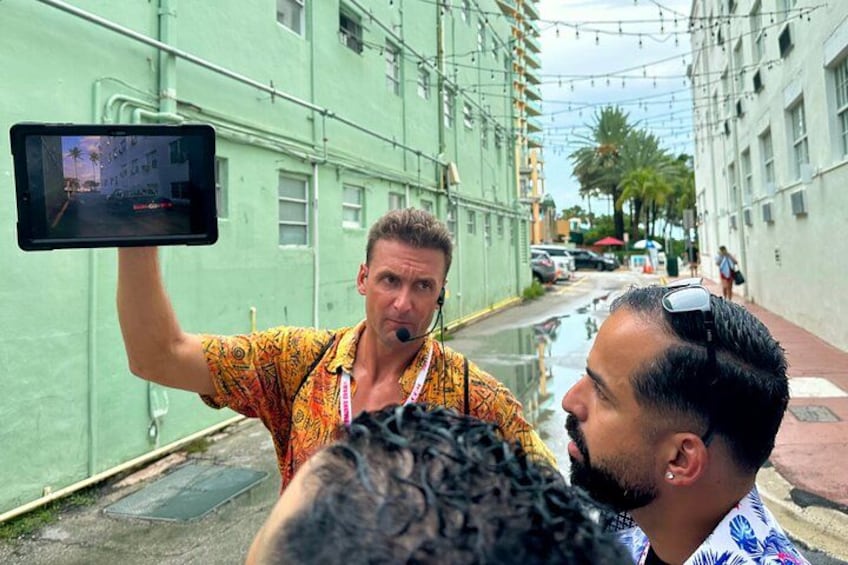 Una persona che si fa un selfie con un tablet. 4