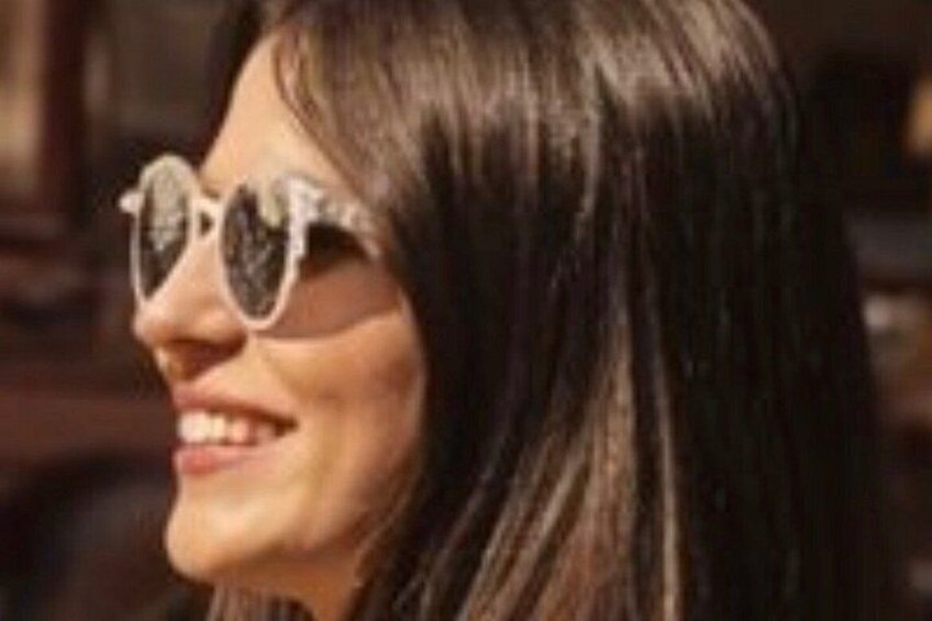 Eine Person mit langen Haaren, die eine Sonnenbrille trägt. 5