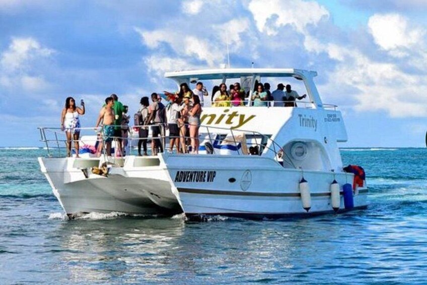 Ein Boot mit Passagieren, beschriftet mit 'Adventure VIP', auf dem Wasser. 1