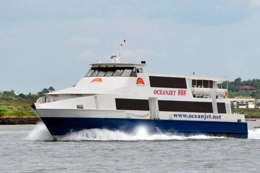 En vit och blå färja med namnet ”OCEANJET 888” och webbplatsen ”www.oceanjet.net” målad på sidan, som färdas på vattnet. 3