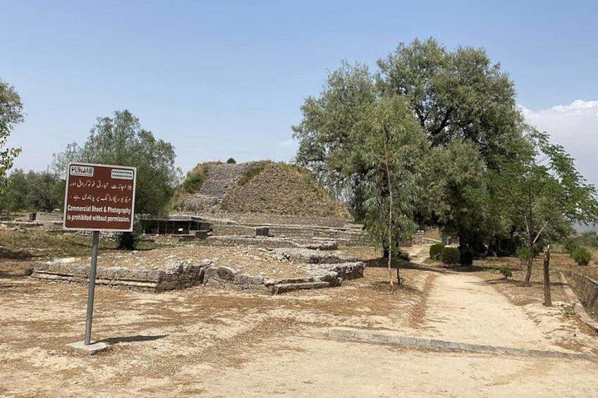 Ruinas antiguas con un cartel que prohíbe la fotografía comercial. 1
