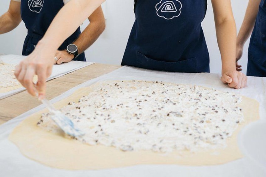 sLOVEnian Strukelj Traditional Cooking Class 4