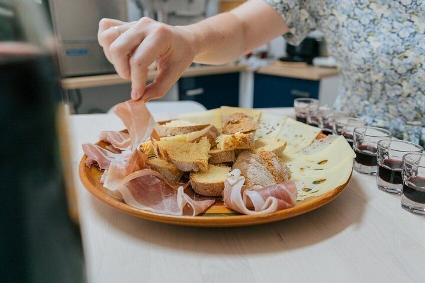 sLOVEnian Strukelj Traditional Cooking Class 4