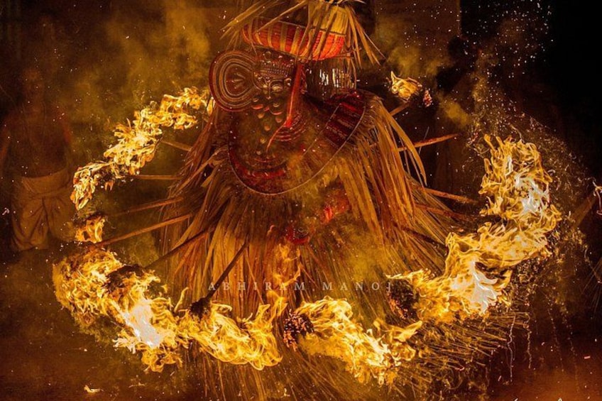 Una figura rodeada de fuego, sobre un fondo oscuro. 1