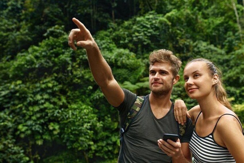 Dos personas tomándose un selfie en un bosque. 5