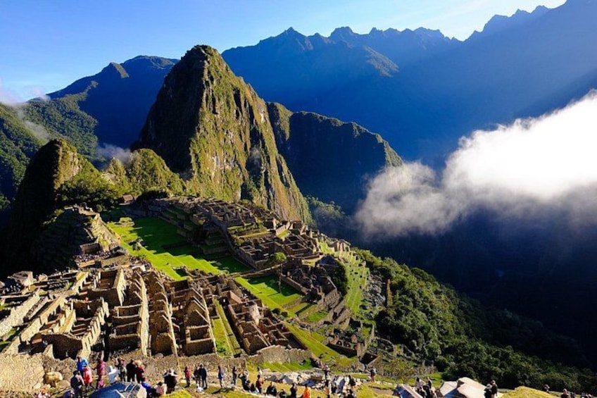 Machu Picchu, ruinas incas antiguas, con terrazas agrícolas y un imponente telón de fondo de montañas. 2