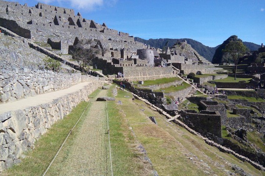 Una antigua estructura de piedra con terrazas escalonadas y un muro de piedra grande. 2