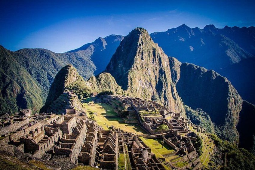Machu Picchu, ruinas incas antiguas, con terrazas agrícolas y un imponente telón de fondo montañoso. 3