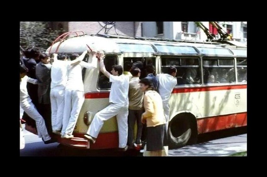 Un grupo de personas subiendo a un autobús. 4