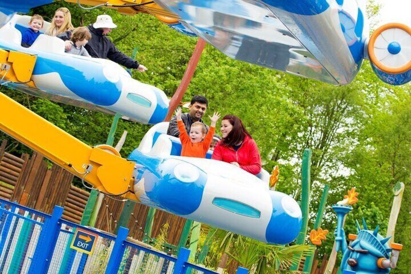 Des montagnes russes avec des wagons bleus et blancs dans un parc d’attractions. 5