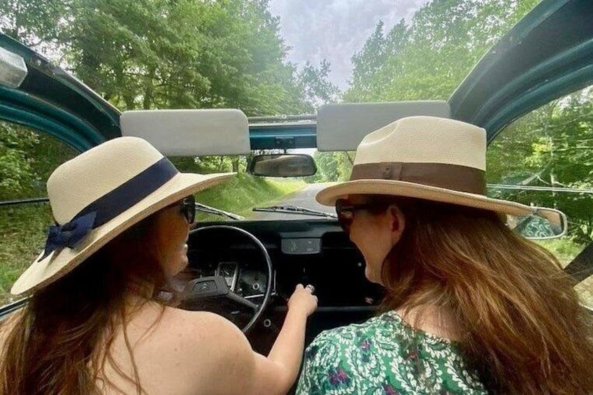 Discover the vineyard in a vintage car 2
