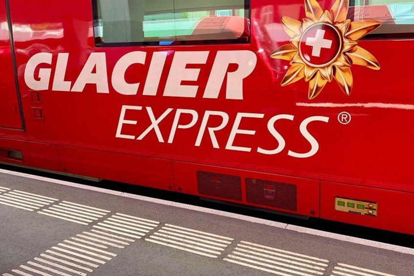 Ett rött Glacier Express-tåg med logotypen och namnet tydligt synliga. 4