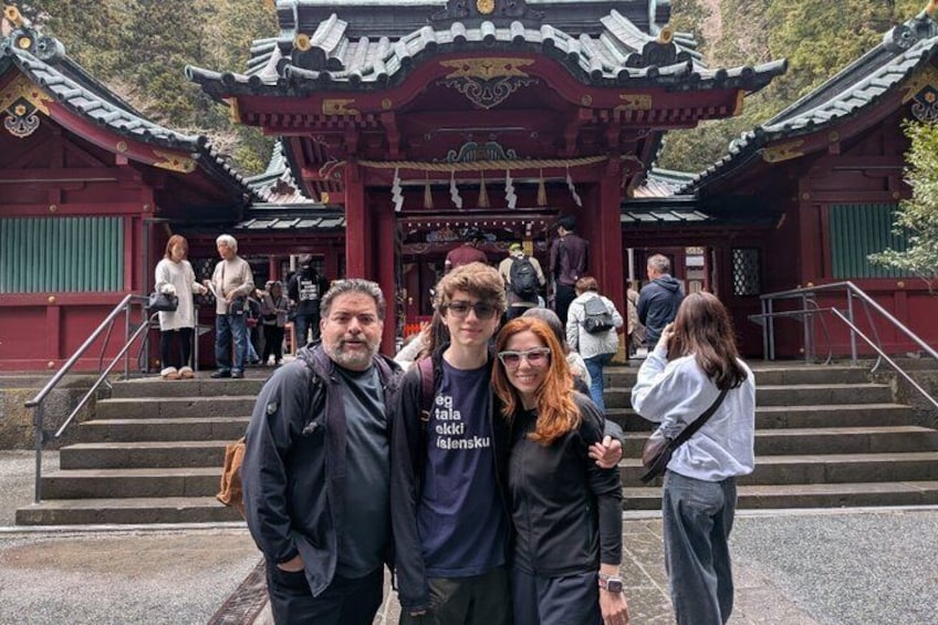 Ein traditioneller japanischer Tempel mit einem roten Tor und Stufen, die hinaufführen. 2