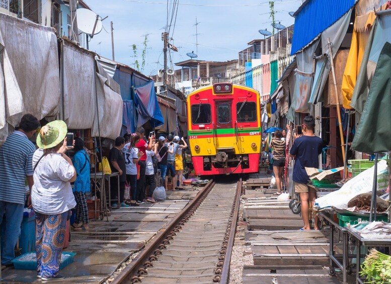 Picture 6 for Activity Bangkok: Damnoen Saduak and Train Market with Boat Ride 3