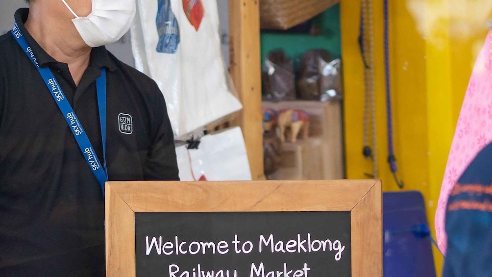 Picture 8 for Activity Bangkok: Damnoen Saduak and Train Market with Boat Ride 2
