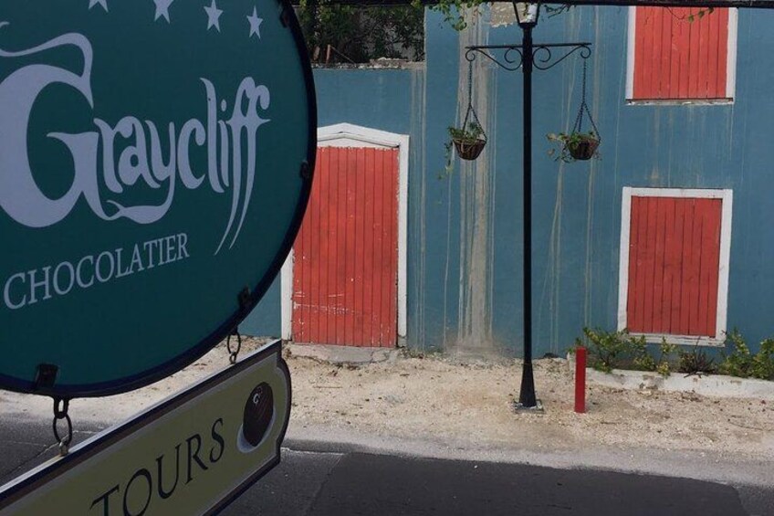 Une enseigne pour la chocolaterie Graycliff, avec l’inscription « TOURS ». 4