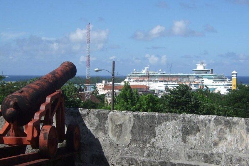 Un canon, un navire de croisière et une haute tour de communication en arrière-plan. 5