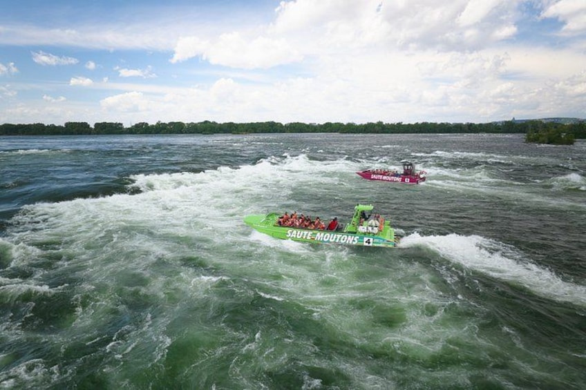Dos barcos en un río, uno verde y otro rojo, con pasajeros. 1