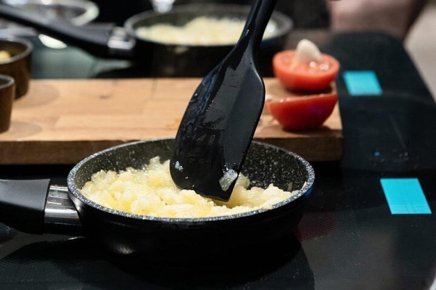 Madrid Spanish Omelet Cooking Class and Bottomless Wine brunch 3