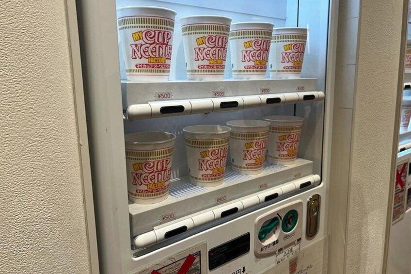 Ein Warenautomat, gefüllt mit MyCup Noodle-Behältern. 3