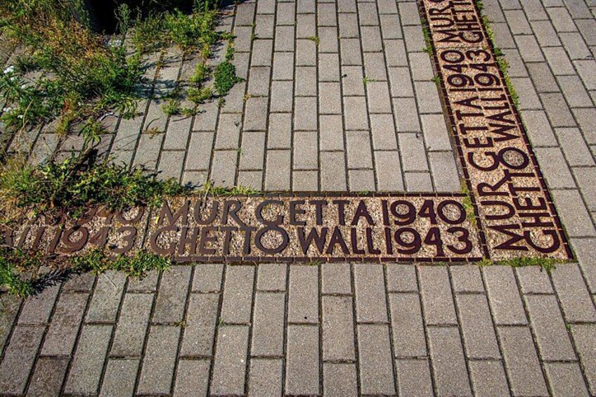Een met gegraveerde tekst bestraat pad. 2