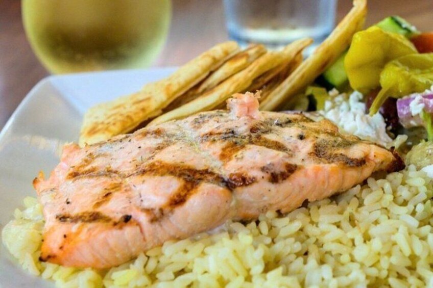En tallerken med grillstegt laks, ris og en salat. 1