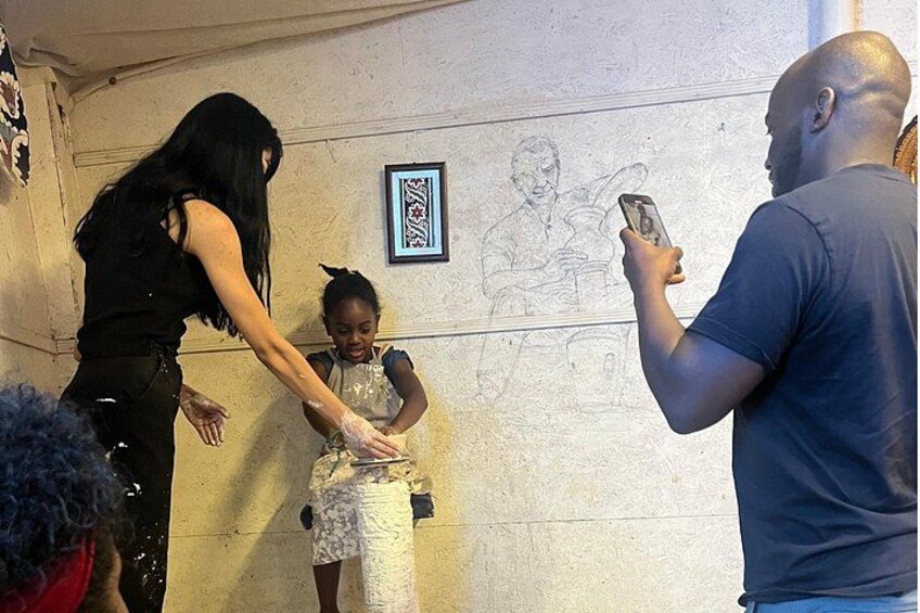 Una persona fotografiando a una niña con un vestido blanco. 2