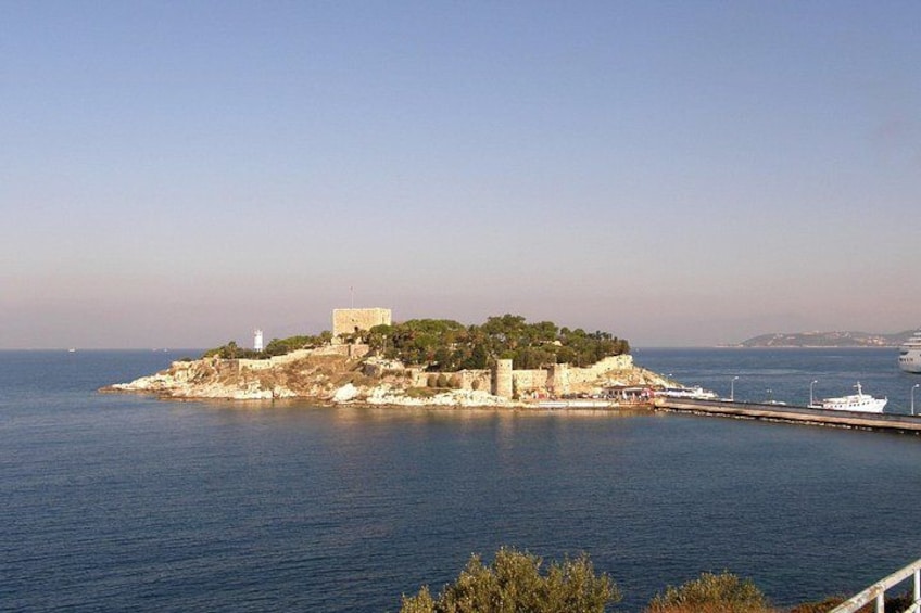 Una isla costera con un fuerte, un faro y un muelle que se adentra en el mar. 3