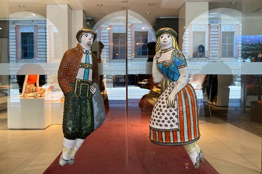 Door handles of the Lodenfrey department store featuring a couple dressed in traditional Bavarian costumes 3