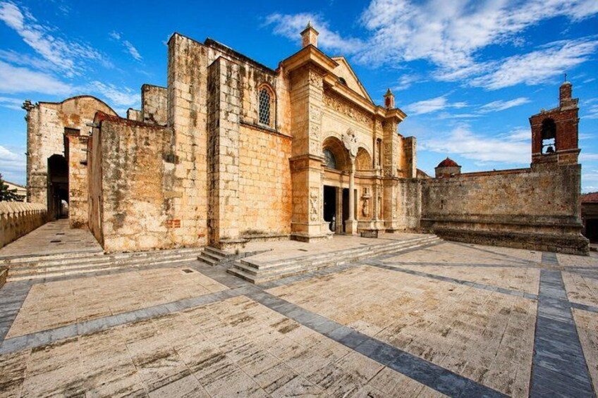 Historical Tour in the Colonial Zone 3