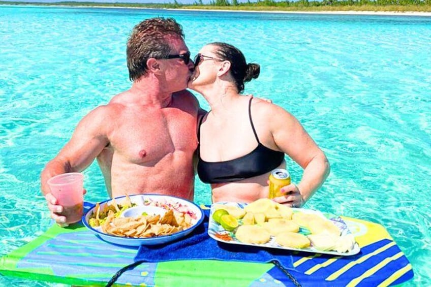 Ein Paar im Schwimmbecken mit Essen und Getränken. 4