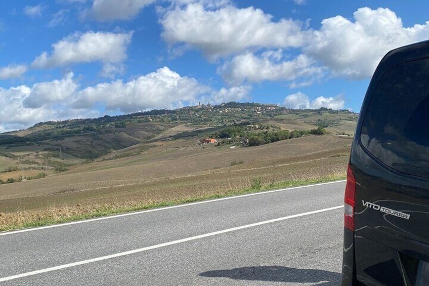 Una carretera con un SUV Vito Rocco estacionado al lado. 1