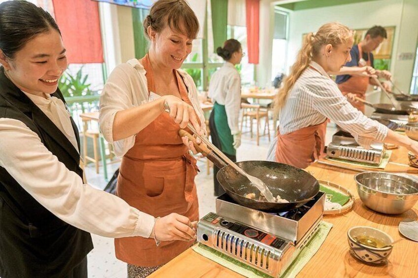 Un cours de cuisine où les participants préparent des plats. 4