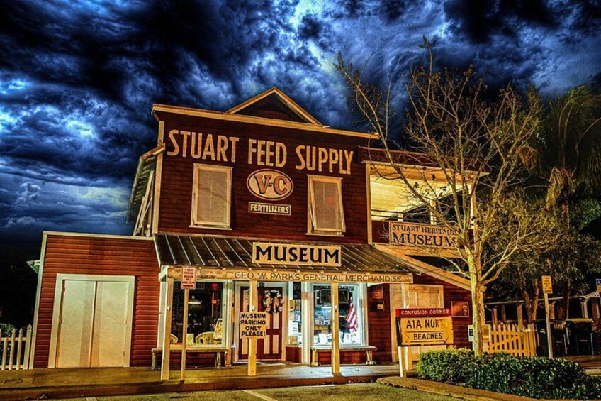 Un edificio histórico con letreros que indican 'Stuart Feed Supply', 'V.C. Fertilizers', 'Museo' y 'Stuart Heritage Museum'. 2