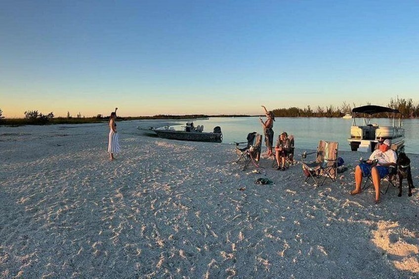 Una playa con gente, un bote y un remolque. 3